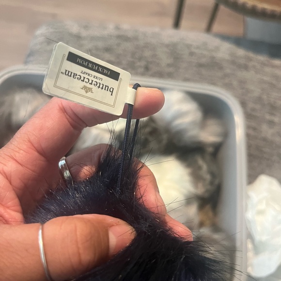 20 to 30 fur poms - Picture 2 of 5